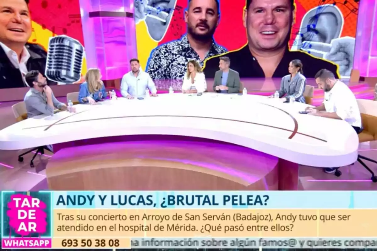Un grupo de personas está sentado alrededor de una mesa en un set de televisión colorido, con imágenes de fondo de dos hombres y un micrófono, mientras discuten un tema relacionado con un incidente en un concierto. Captura de 'TardeAR' Un grupo de personas está sentado alrededor de una mesa en un set de televisión colorido, con imágenes de fondo de dos hombres y un micrófono, mientras discuten un tema relacionado con un incidente en un concierto. Captura de 'TardeAR'