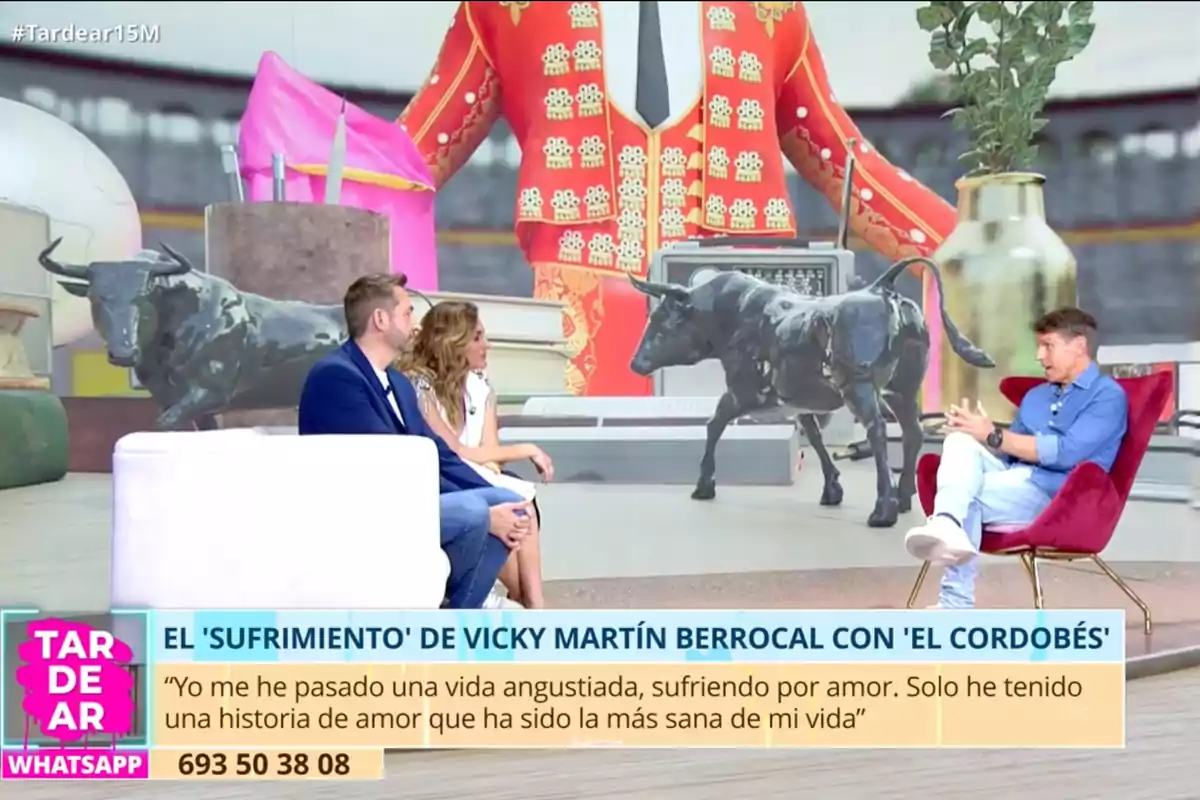 En un programa de televisión, Frank Blanco y Bea Archidona conversan con Manuel Díaz sentado en una silla roja, mientras en el fondo se observa una decoración con motivos taurinos y un texto en la parte inferior de la pantalla. Captura de 'TardeAR' En un programa de televisión, Frank Blanco y Bea Archidona conversan con Manuel Díaz sentado en una silla roja, mientras en el fondo se observa una decoración con motivos taurinos y un texto en la parte inferior de la pantalla. Captura de 'TardeAR'