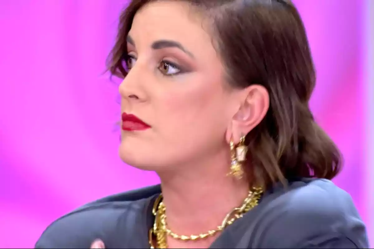 Leticia Requejo con cabello corto y maquillaje llamativo, usando joyas doradas, sobre un fondo rosa. Captura de 'TardeAR' Leticia Requejo con cabello corto y maquillaje llamativo, usando joyas doradas, sobre un fondo rosa. Captura de 'TardeAR'