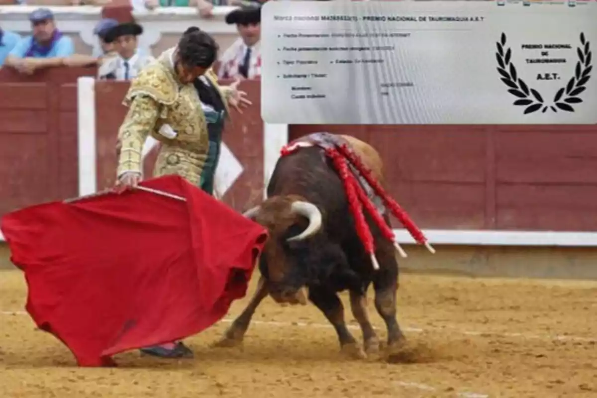 Un torero vestido con traje de luces realiza una faena con un capote rojo frente a un toro en una plaza de toros, mientras en la esquina superior derecha se muestra un documento con el título "Premio Nacional de Tauromaquia A.E.T."