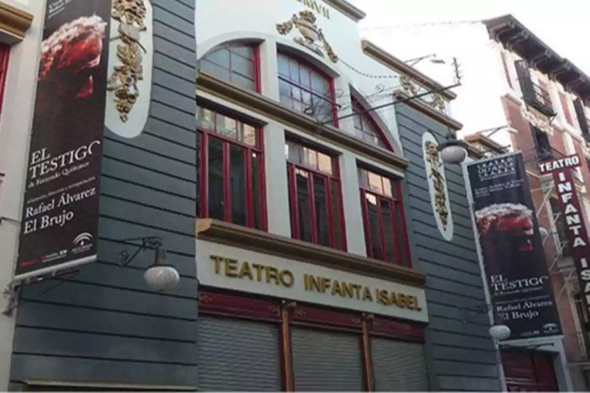 Fachada del Teatro Infanta Isabel con carteles de la obra 