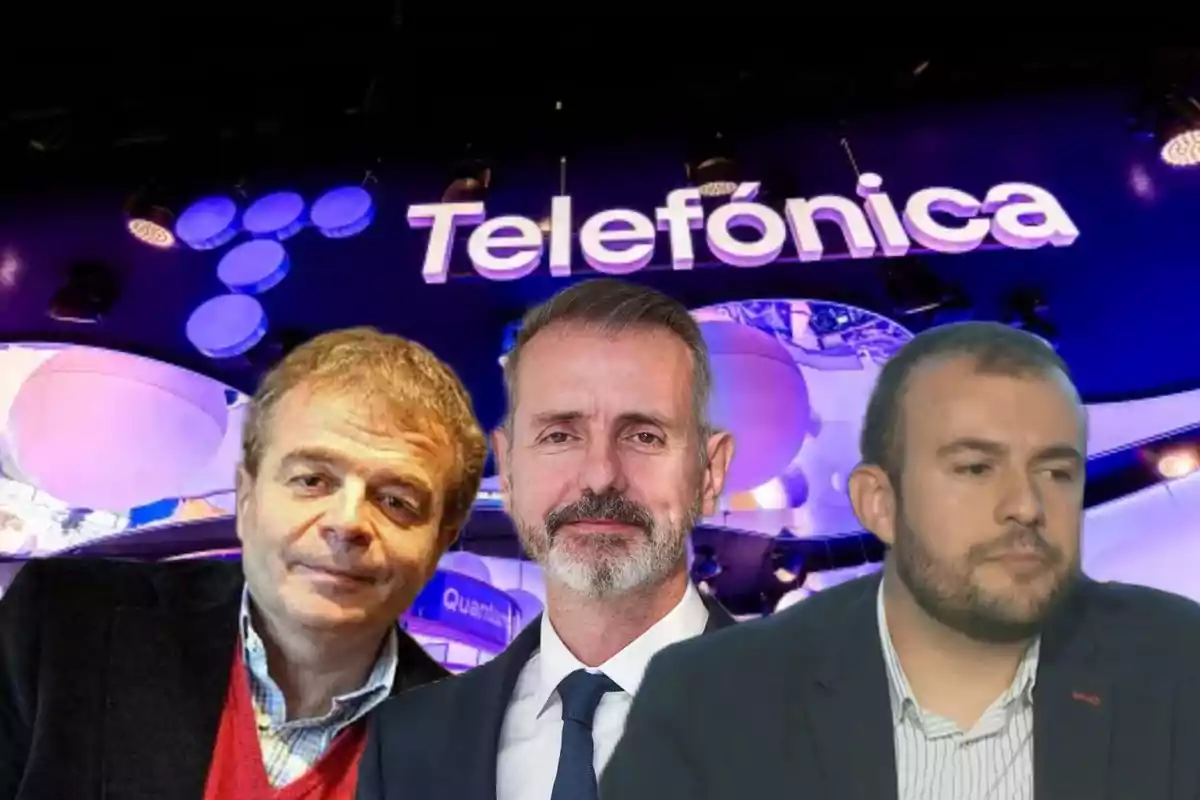 Tres hombres posan frente a un cartel de Telefónica.