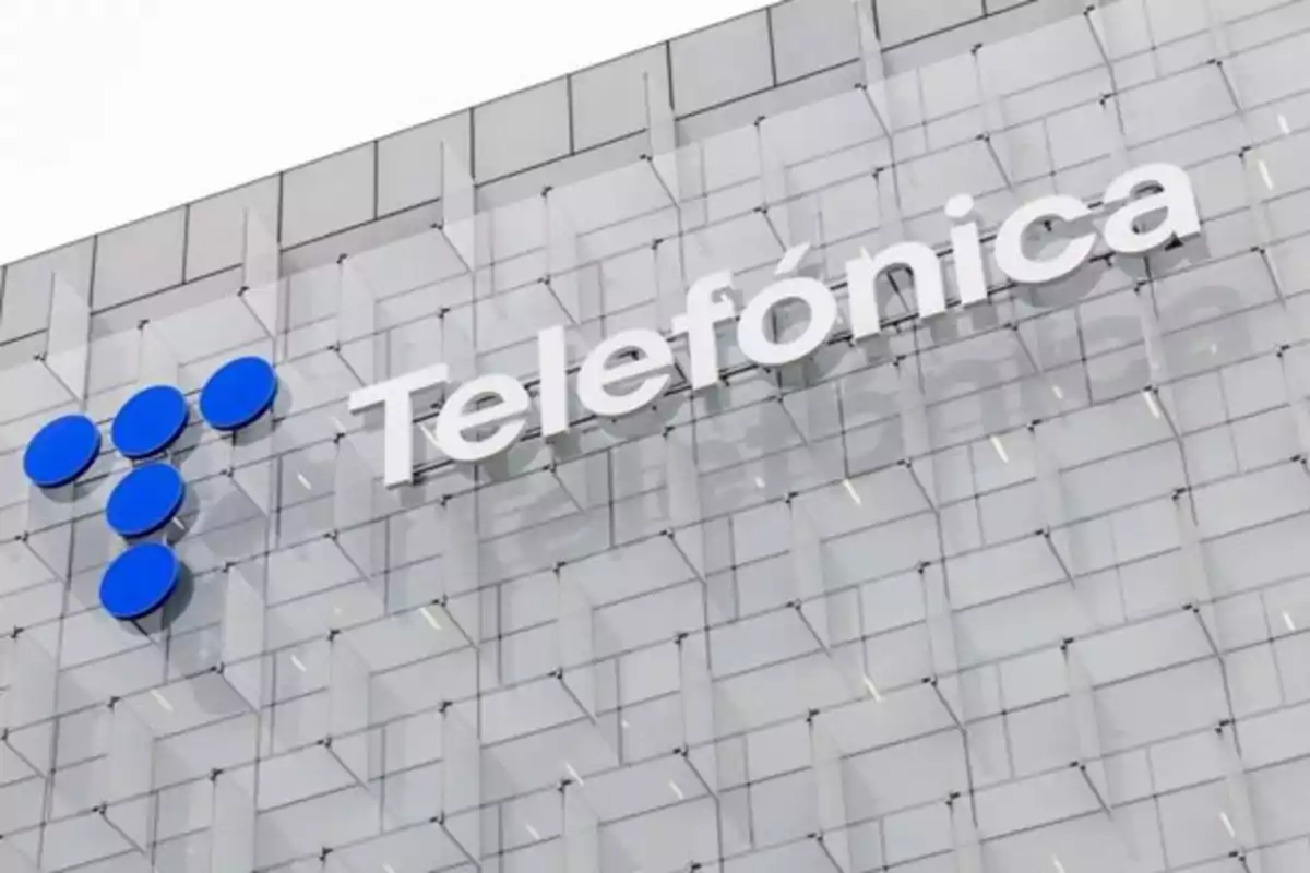 Edificio con el logotipo y nombre de una empresa de telecomunicaciones en la fachada. Edificio con el logotipo y nombre de una empresa de telecomunicaciones en la fachada.