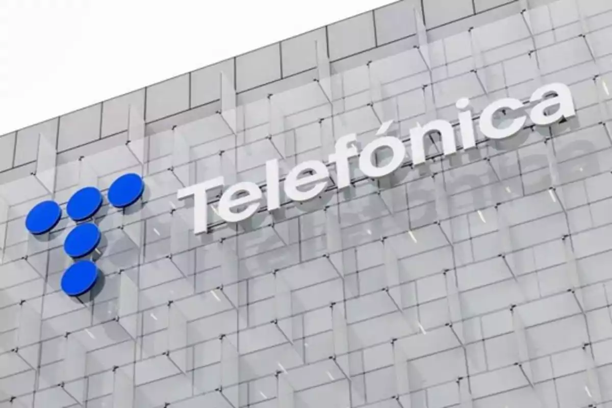 Facade of a modern building with the Telefónica logo and name in large white letters Facade of a modern building with the Telefónica logo and name in large white letters