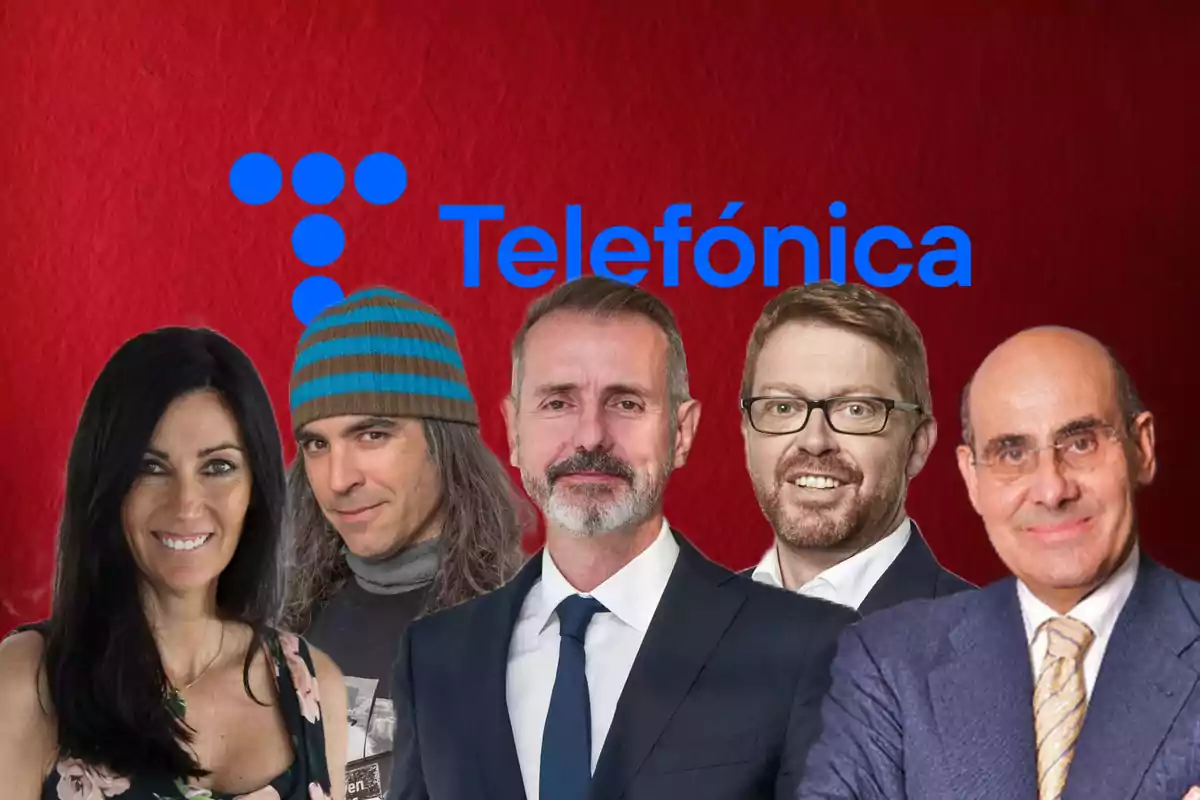 Un grupo de personas posando frente a un fondo rojo con el logo de Telefónica.