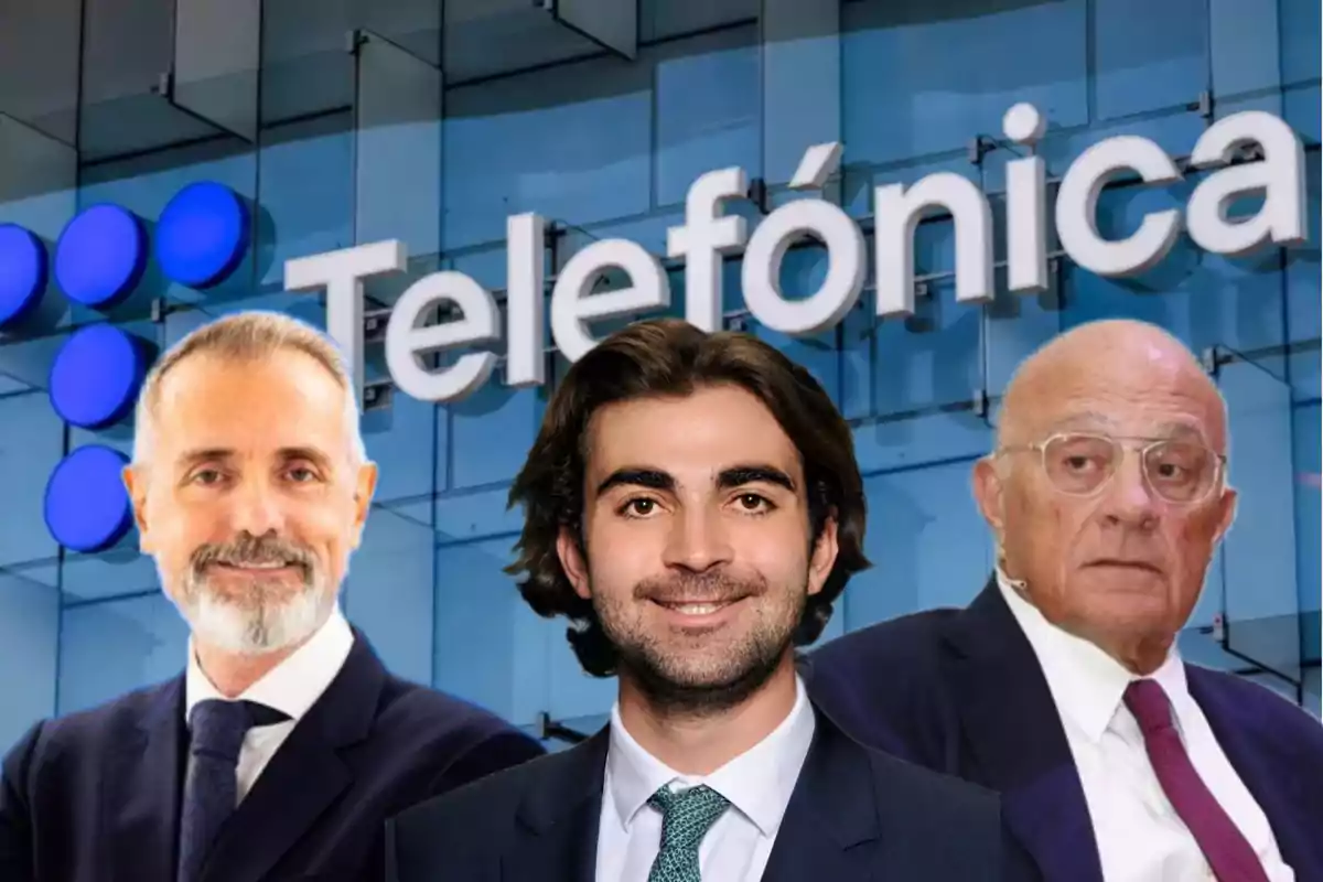 Tres hombres con traje posan frente a un edificio con el logo y nombre de Telefónica