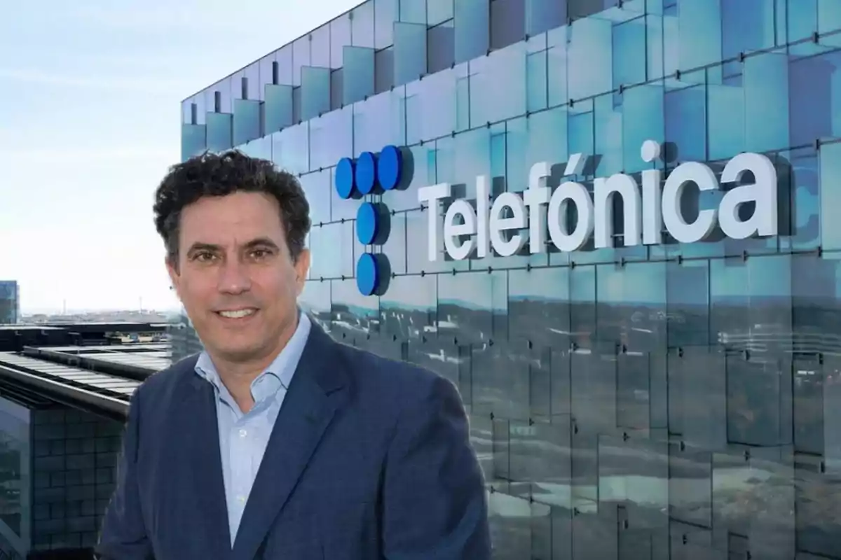 Un hombre con traje frente a un edificio de Telefónica.