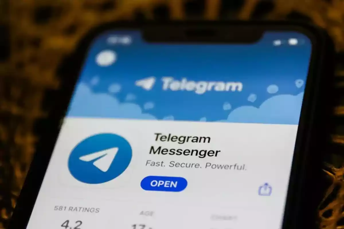 Pantalla de un teléfono móvil mostrando la aplicación Telegram Messenger con el botón de 