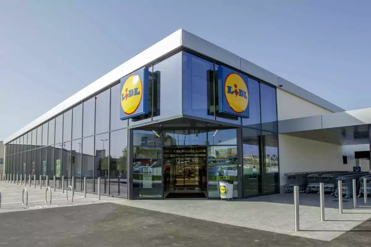 Fachada de un supermercado con diseño moderno y grandes ventanales de vidrio. Fachada de un supermercado con diseño moderno y grandes ventanales de vidrio.
