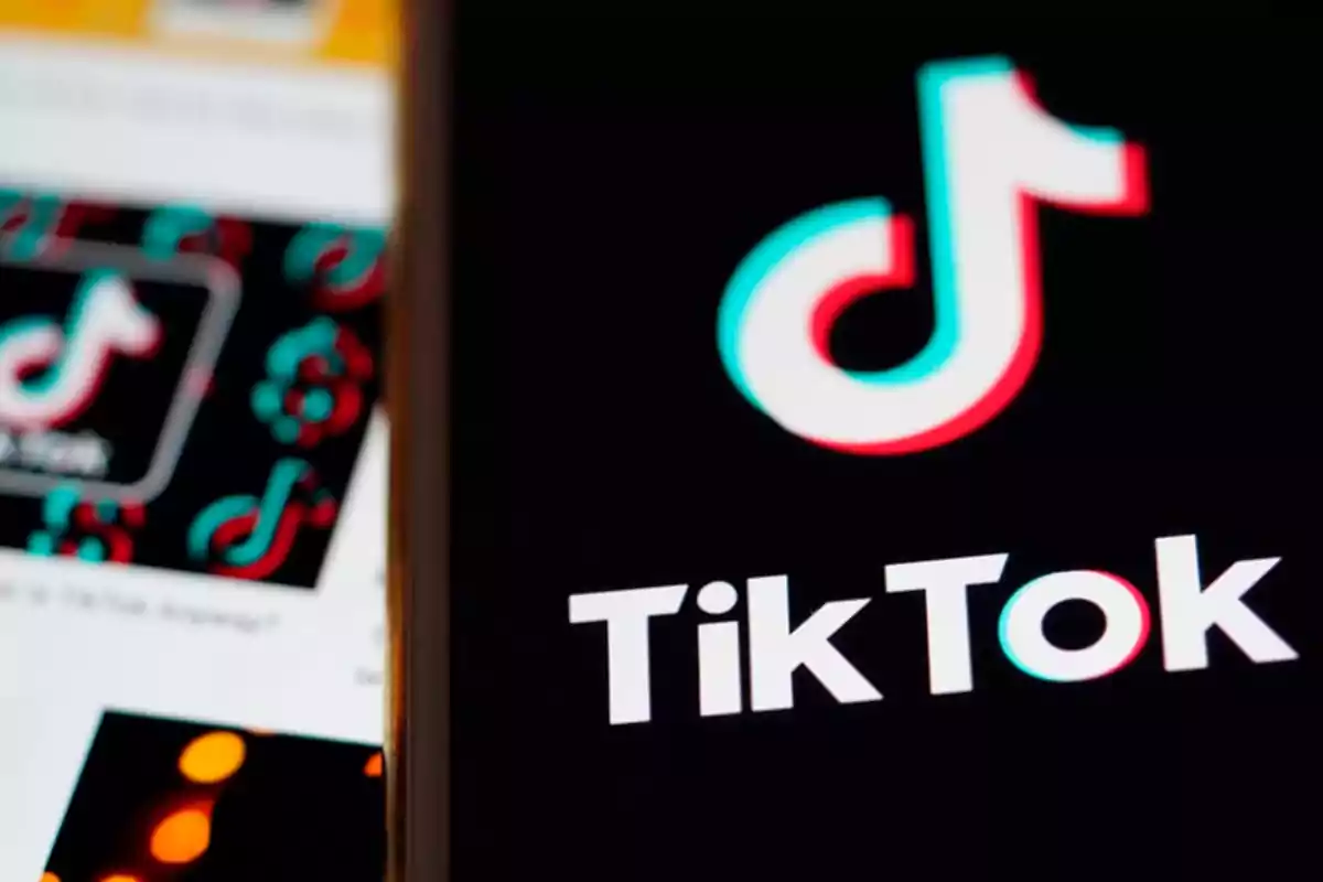 Pantalla de un teléfono móvil mostrando el logotipo de TikTok.