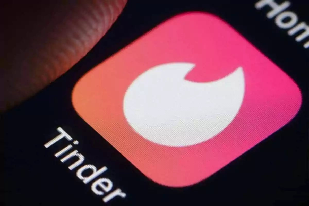 Icono de la aplicación Tinder en la pantalla de un dispositivo móvil.