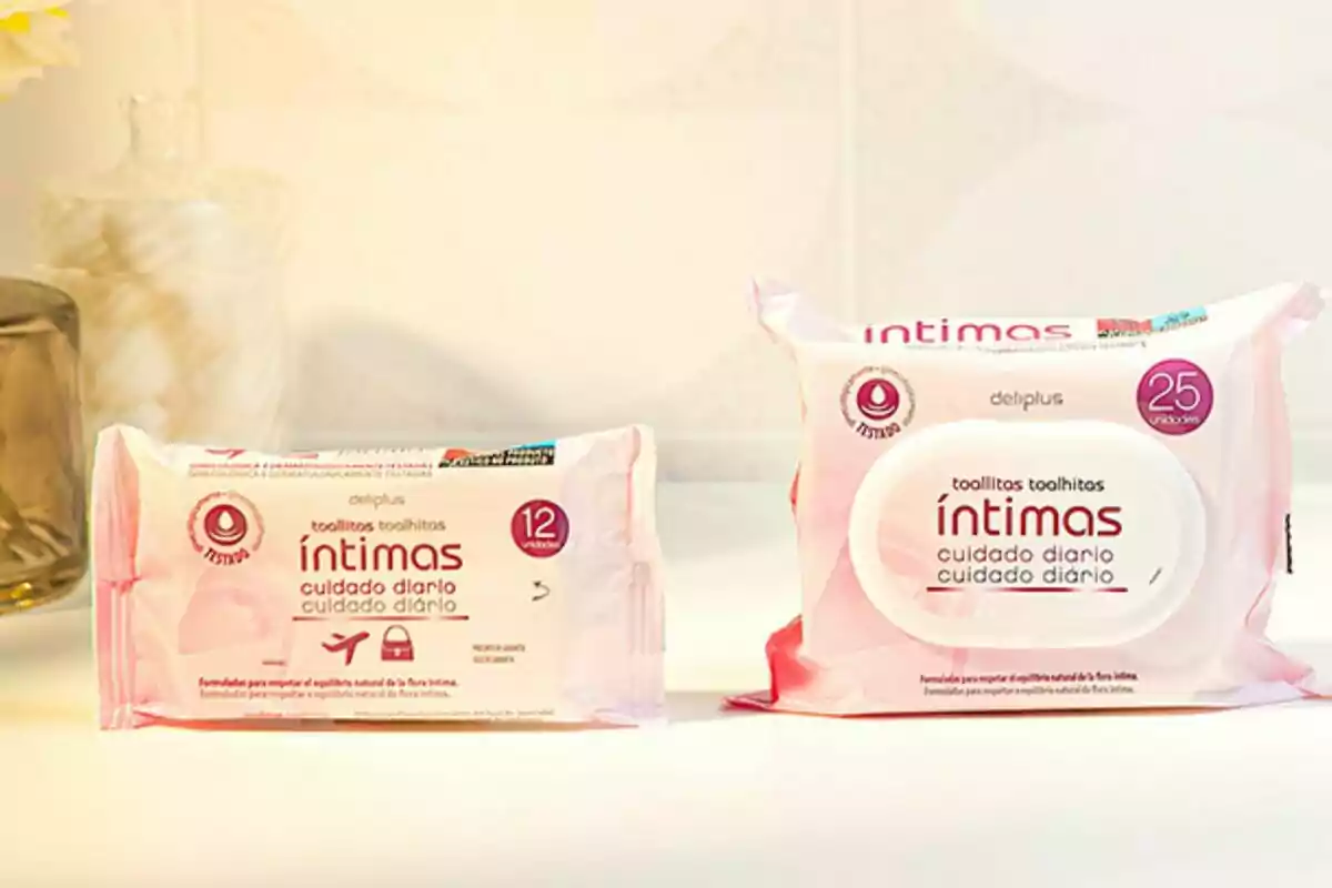Dos paquetes de toallitas íntimas de la marca Deliplus, uno con 12 unidades y otro con 25, sobre una superficie blanca. Dos paquetes de toallitas íntimas de la marca Deliplus, uno con 12 unidades y otro con 25, sobre una superficie blanca.