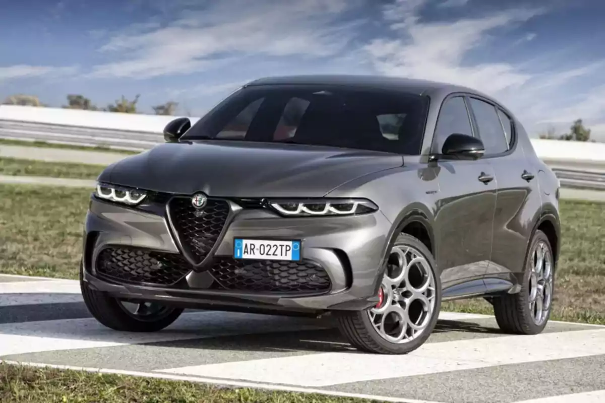 Un SUV Alfa Romeo gris estacionado en una pista de carreras.