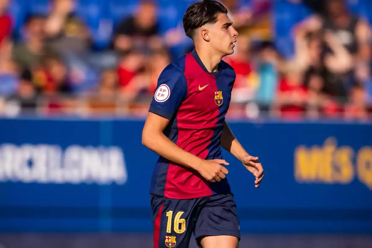 Jugador del Barcelona con el número 16 en el uniforme durante un partido de fútbol Jugador del Barcelona con el número 16 en el uniforme durante un partido de fútbol
