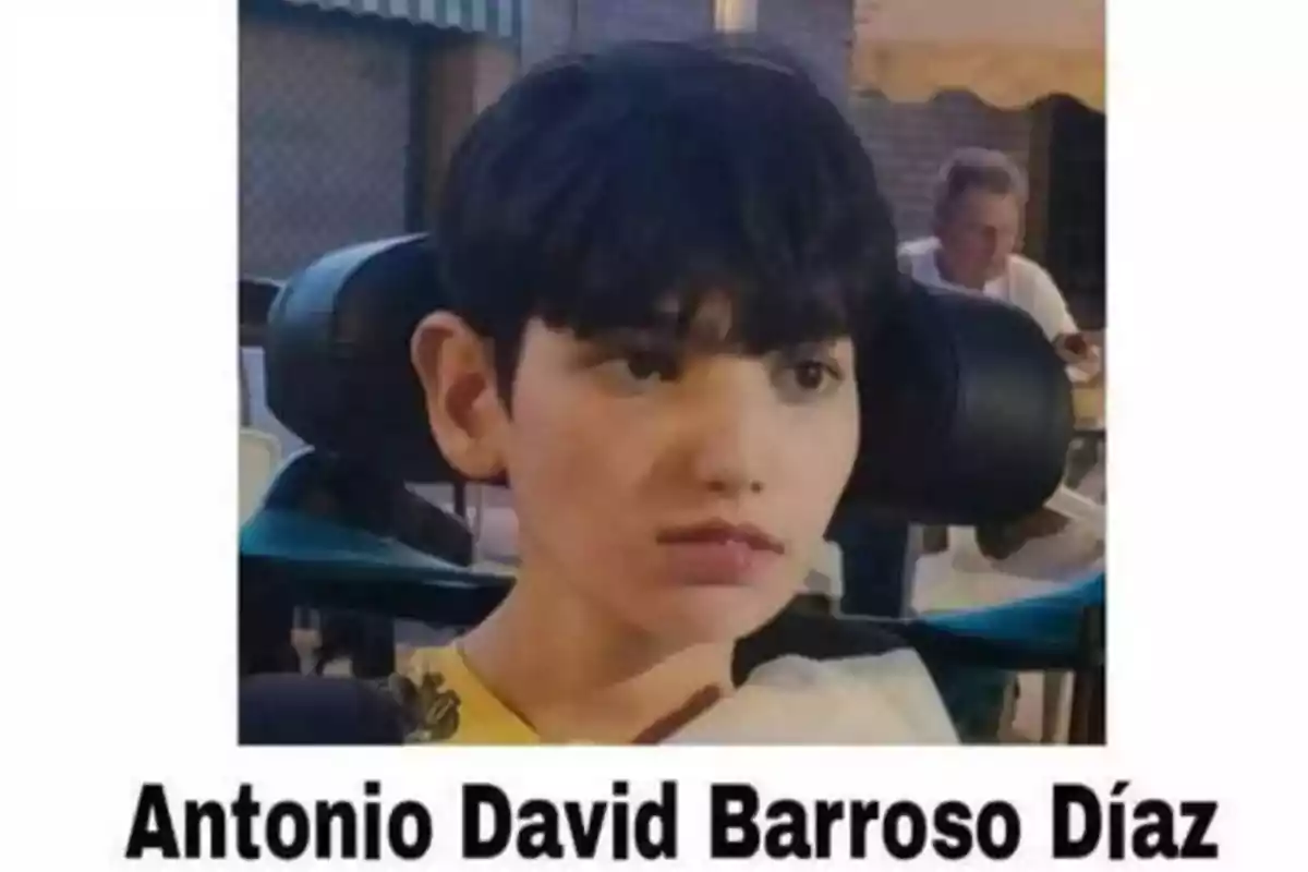 Un joven con cabello oscuro y corto, sentado en una silla de ruedas, con el nombre Antonio David Barroso Díaz escrito debajo de su imagen.