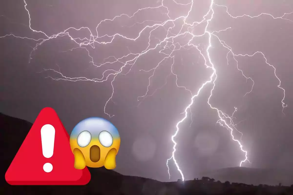 Cielo nocturno iluminado por varios rayos con un triángulo de advertencia y un emoji de susto en primer plano