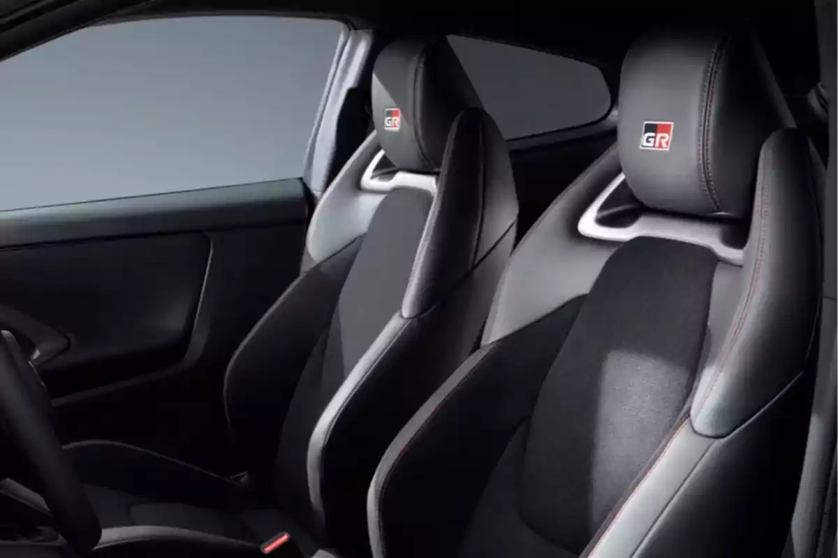 Asientos deportivos de un automóvil con diseño moderno y detalles en rojo. Asientos deportivos de un automóvil con diseño moderno y detalles en rojo.