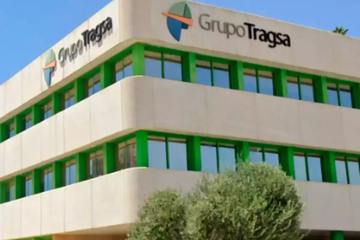 Edificio de oficinas del Grupo Tragsa con fachada blanca y detalles verdes.