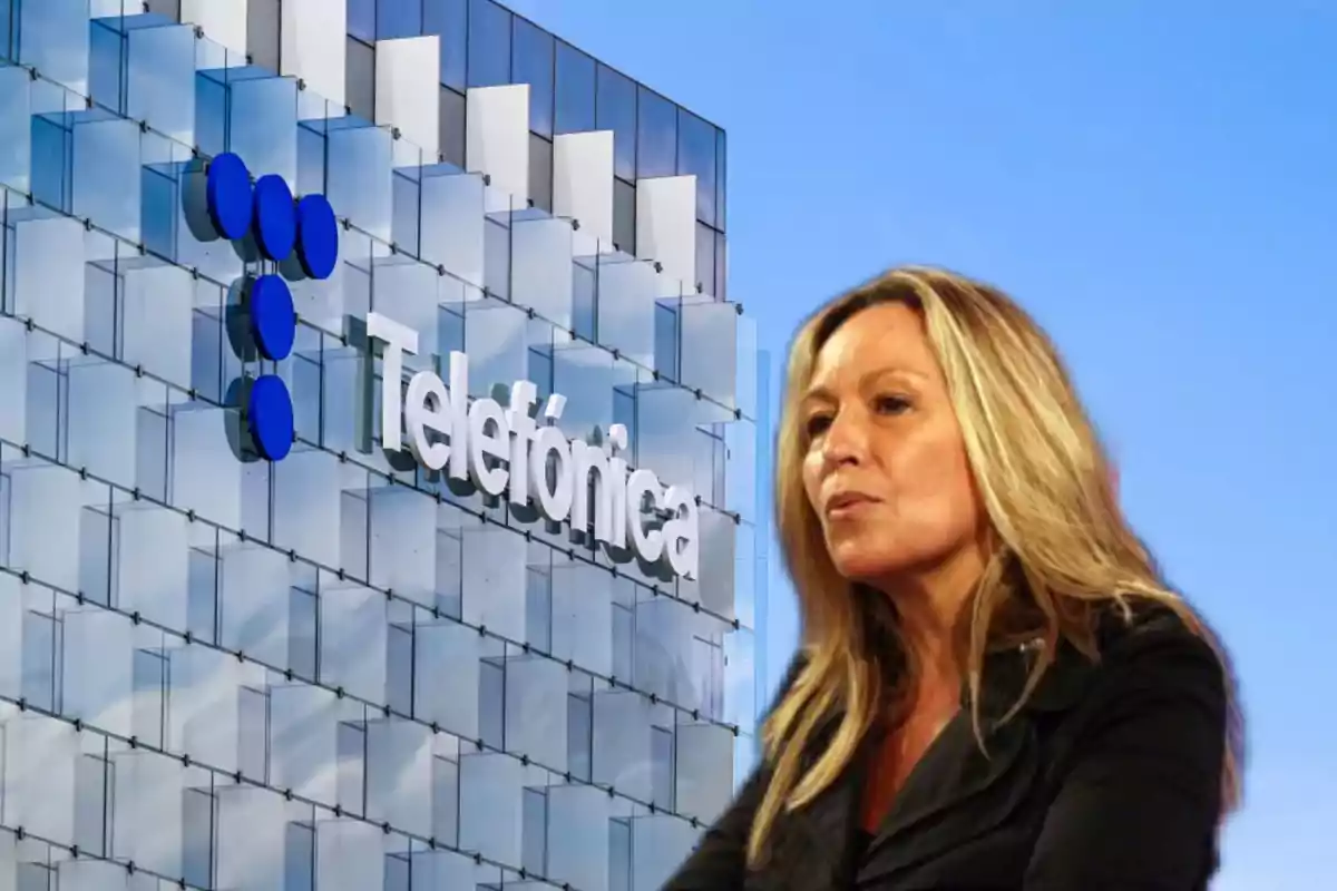 Mujer rubia en primer plano con edificio de Telefónica al fondo bajo un cielo azul