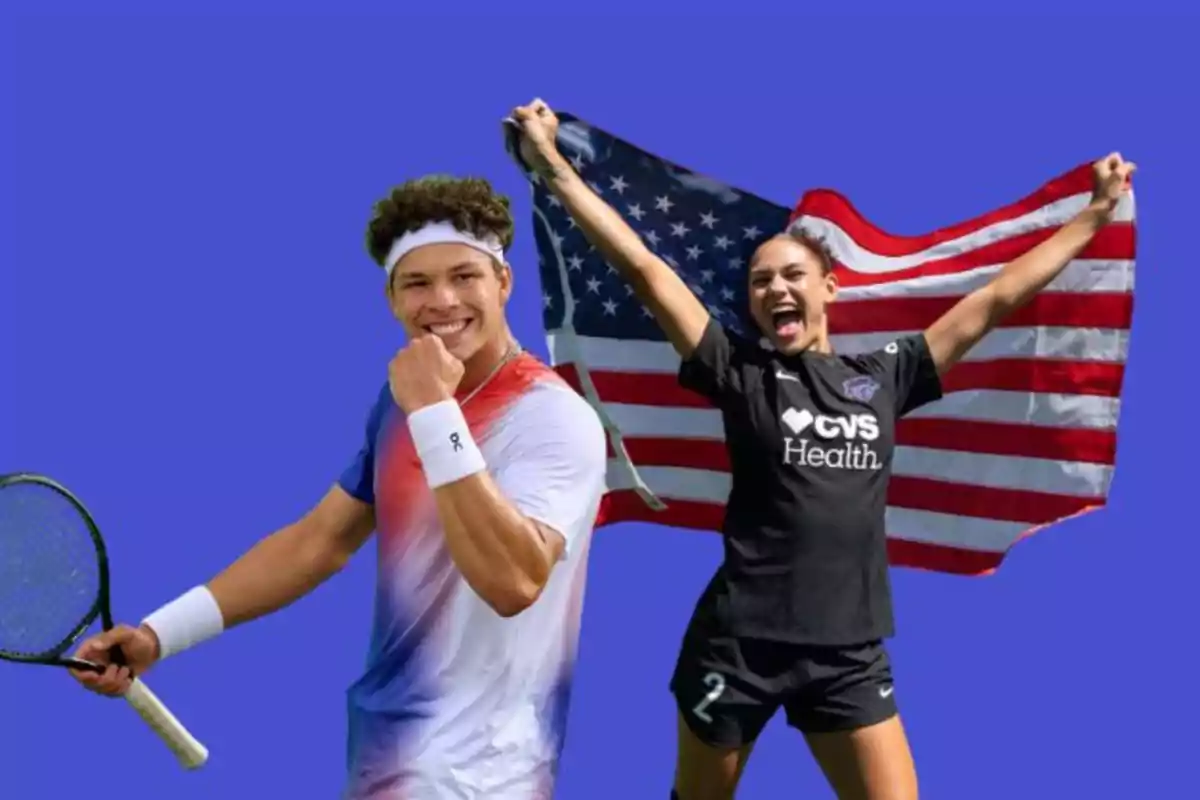 Dos deportistas sonrientes, uno con una raqueta de tenis y otra sosteniendo una bandera de Estados Unidos, sobre un fondo azul.