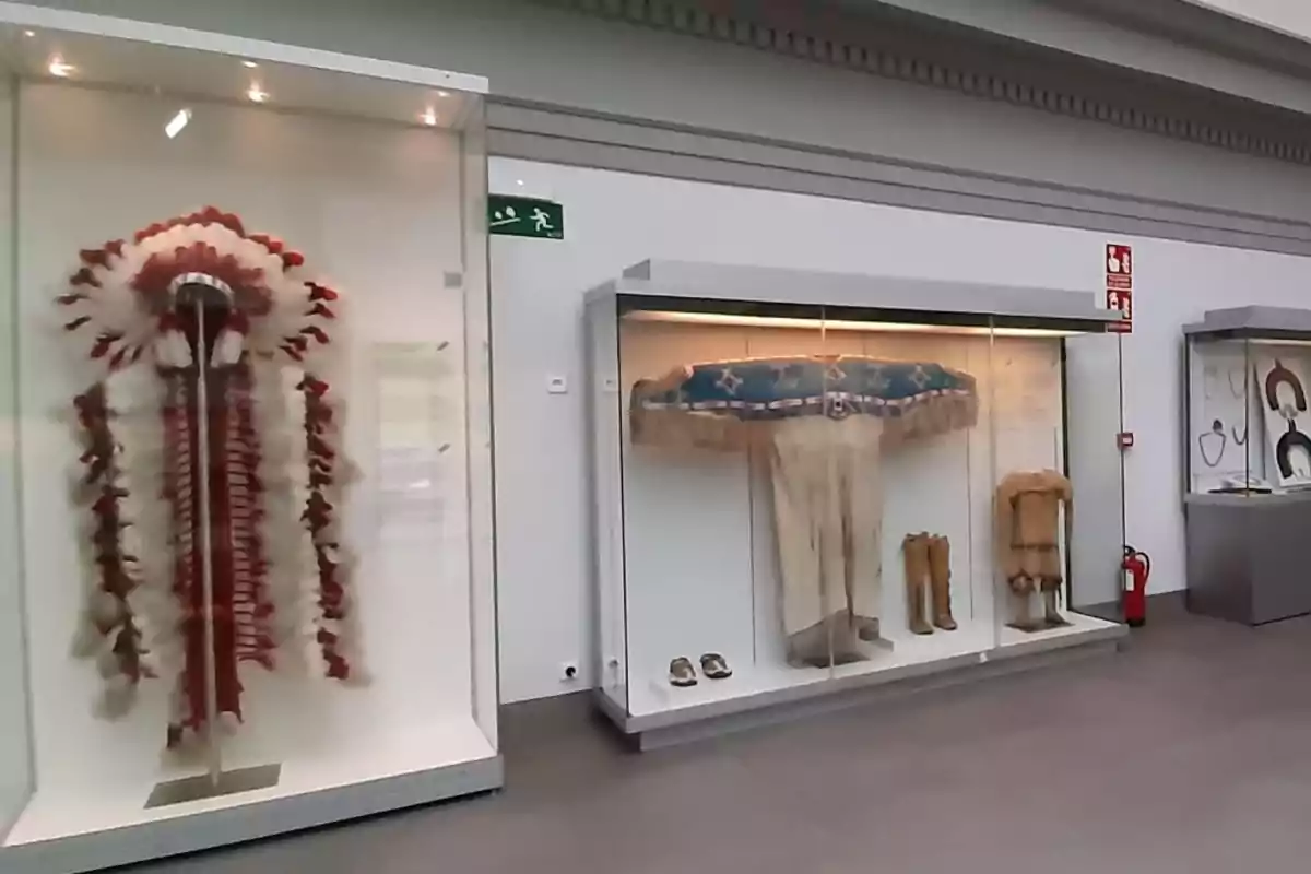 Exhibición de vestimenta tradicional indígena en vitrinas de un museo. Exhibición de vestimenta tradicional indígena en vitrinas de un museo.