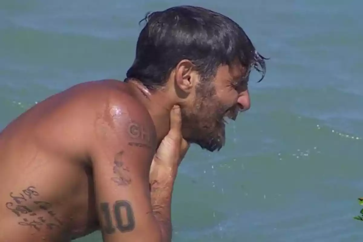 Manuel González se echa las manos al cuello en 'Supervivientes' Manuel González se echa las manos al cuello en 'Supervivientes'