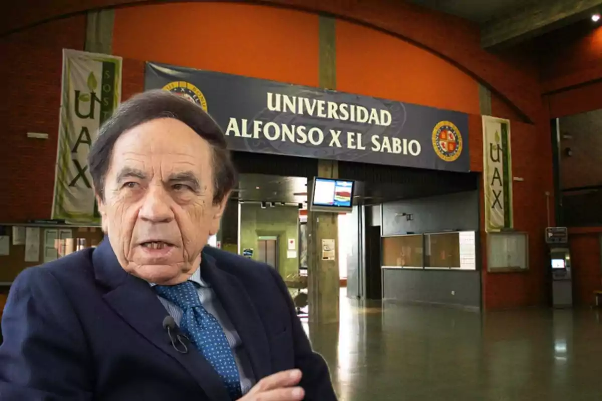 Un hombre de traje y corbata está frente a la entrada de la Universidad Alfonso X el Sabio.