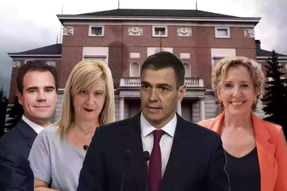Cuatro personas posan frente a un edificio gubernamental de ladrillo rojo Cuatro personas posan frente a un edificio gubernamental de ladrillo rojo