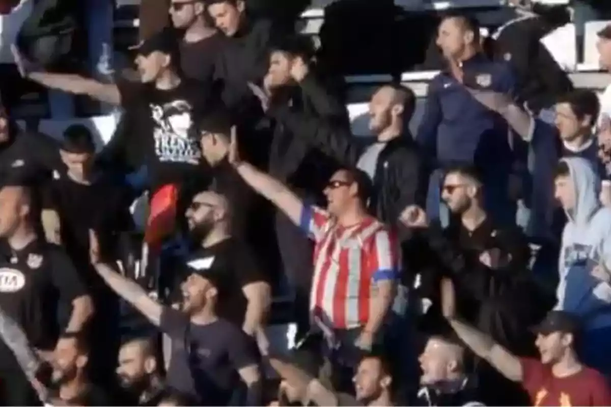 Utras haciendo el saludo nazi en un estadio