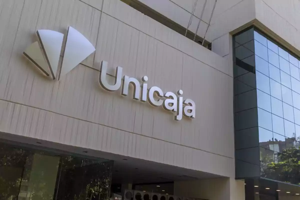 Edificio con el logotipo de Unicaja en la fachada. Edificio con el logotipo de Unicaja en la fachada.