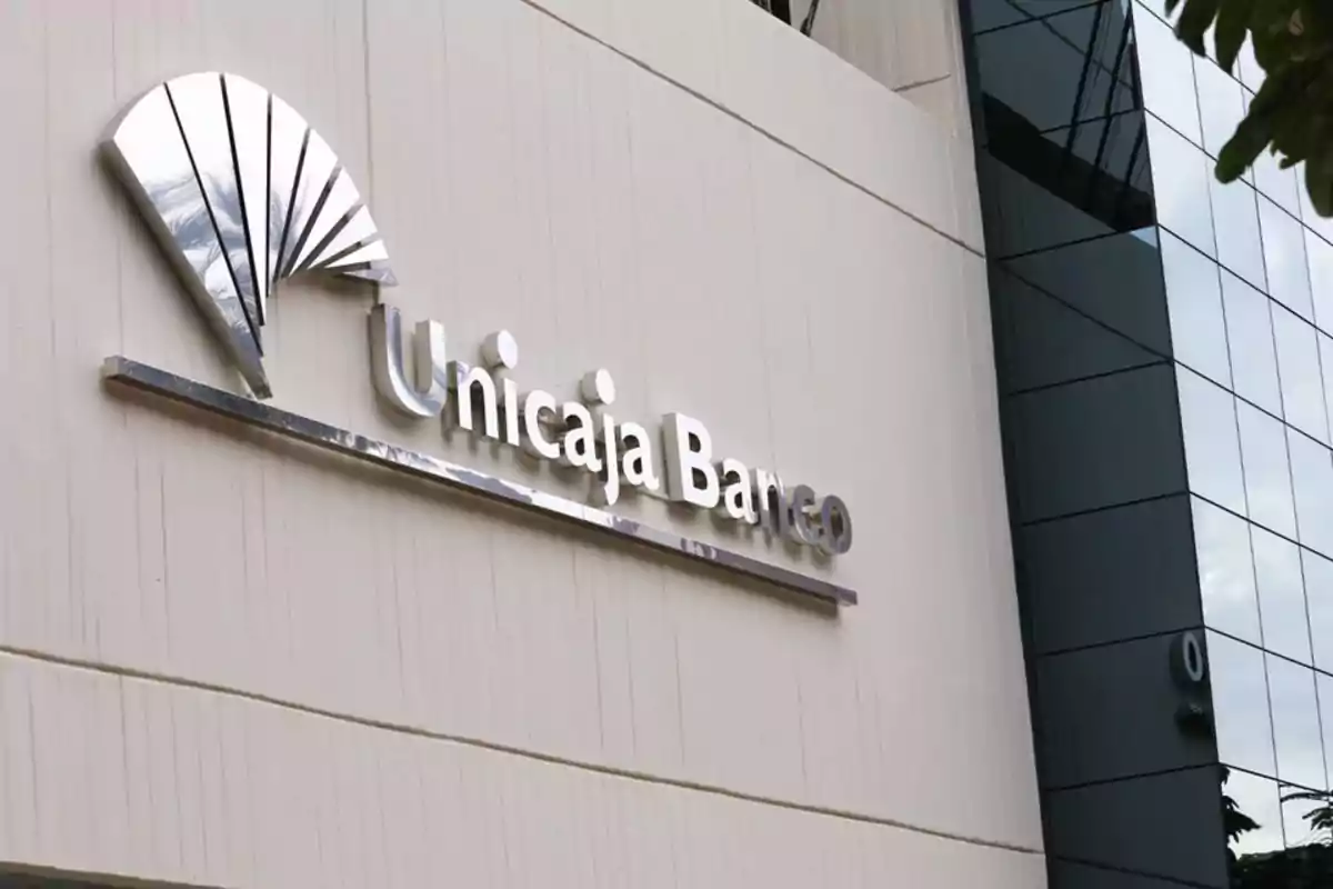 Fachada de un edificio con el logotipo y nombre de Unicaja Banco.