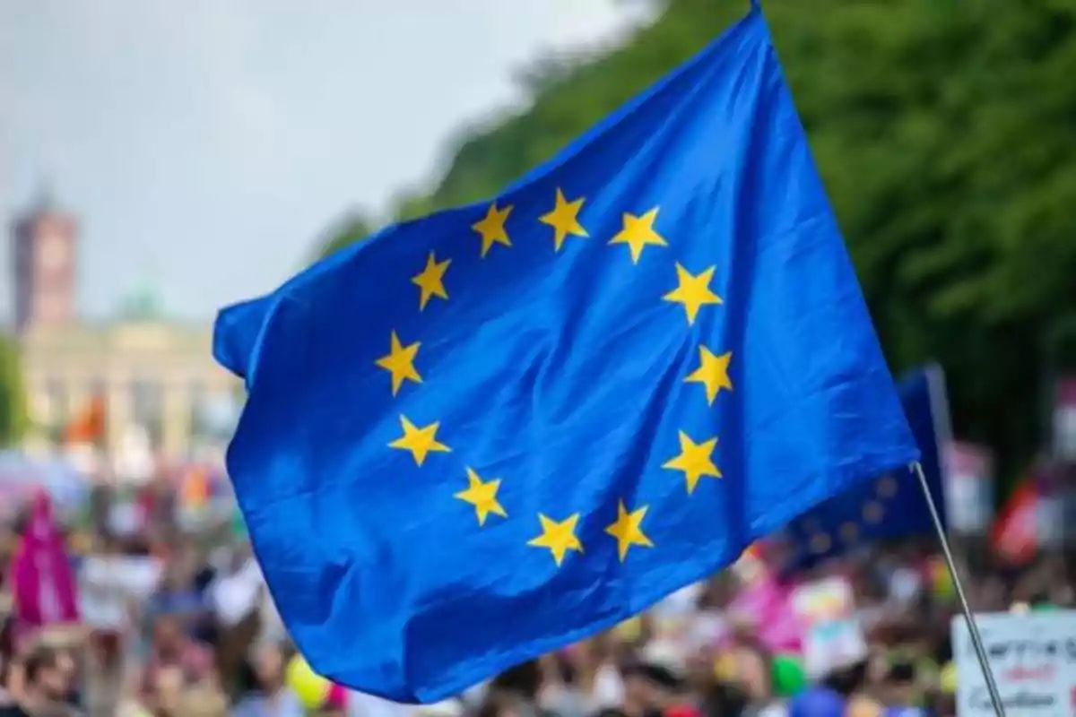 Bandera de la Unión Europea ondeando en un evento al aire libre.