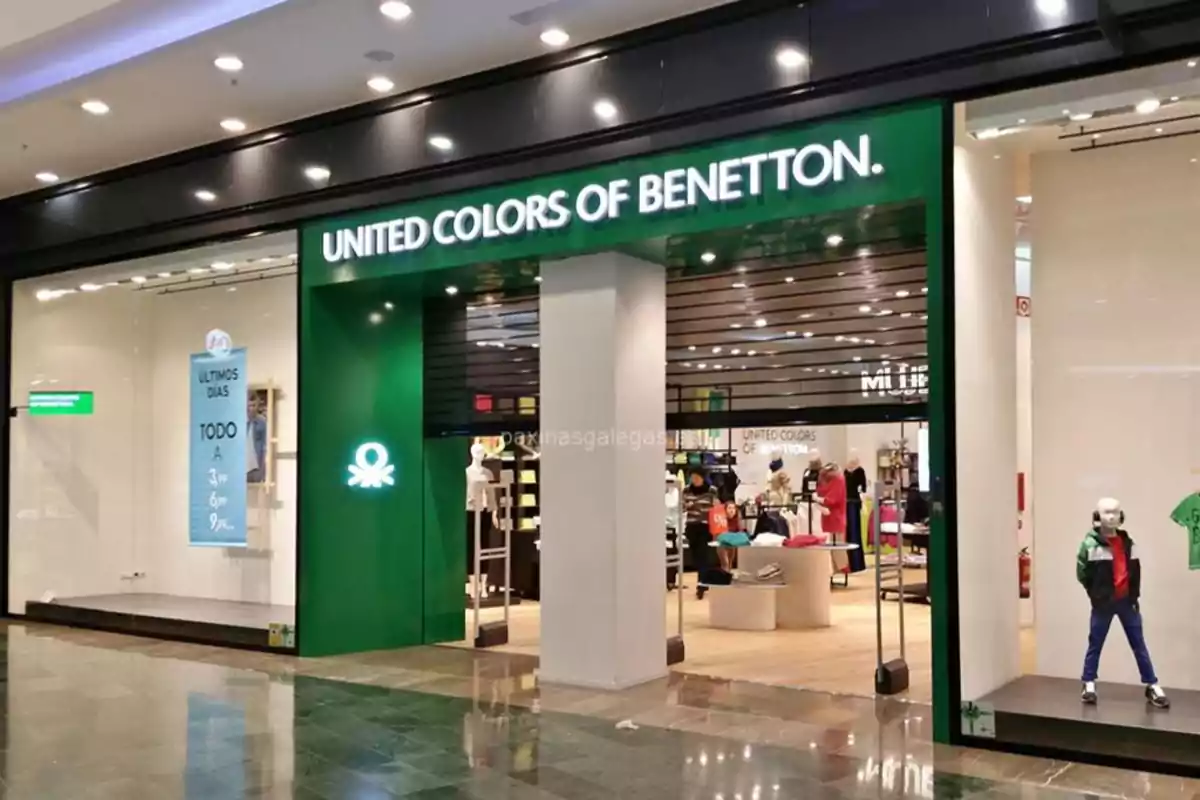 Fachada de una tienda de ropa United Colors of Benetton en un centro comercial.