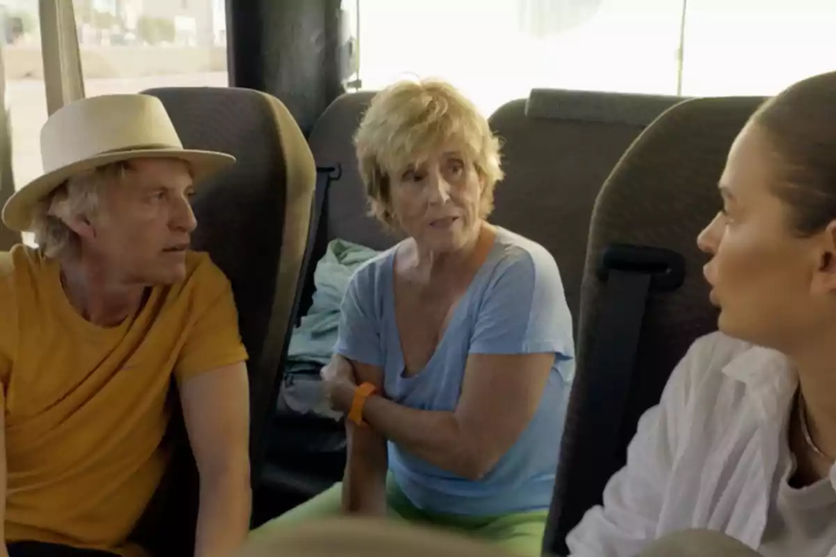 Jesús Calleja, Mercedes Milá y Laura Escanes conversan dentro de un autobús, una de ellas lleva sombrero y camiseta amarilla, otra tiene el cabello corto y viste una camiseta azul, y la tercera persona lleva una camisa blanca. Captura de 'Universo Calleja' Jesús Calleja, Mercedes Milá y Laura Escanes conversan dentro de un autobús, una de ellas lleva sombrero y camiseta amarilla, otra tiene el cabello corto y viste una camiseta azul, y la tercera persona lleva una camisa blanca. Captura de 'Universo Calleja'