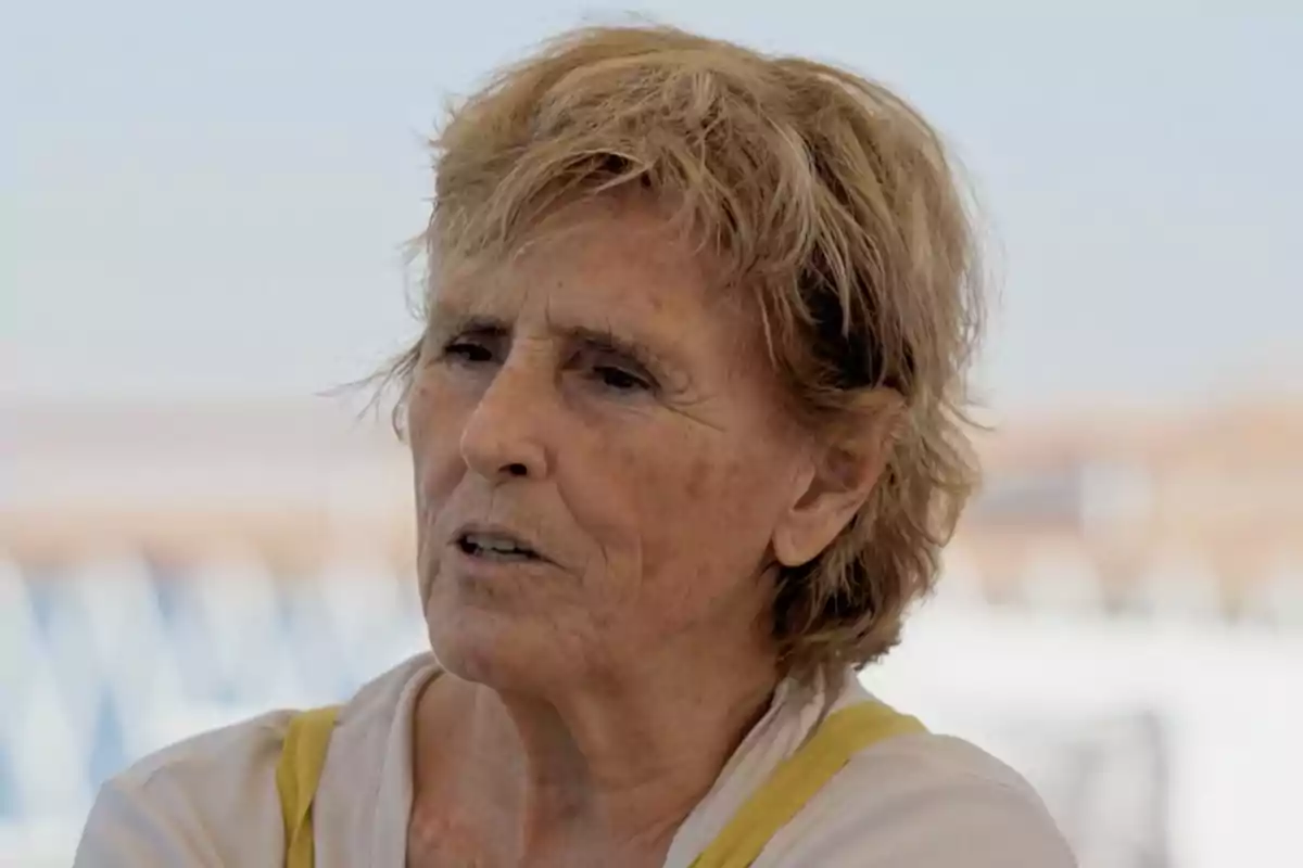 Mercedes Milá está al aire libre con un fondo desenfocado. Captura de 'Universo Calleja' Mercedes Milá está al aire libre con un fondo desenfocado. Captura de 'Universo Calleja'