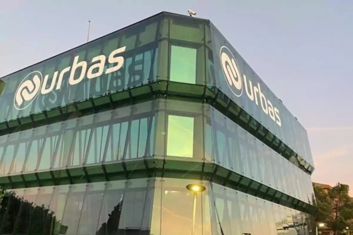 Edificio moderno de vidrio con el logotipo de Edificio moderno de vidrio con el logotipo de