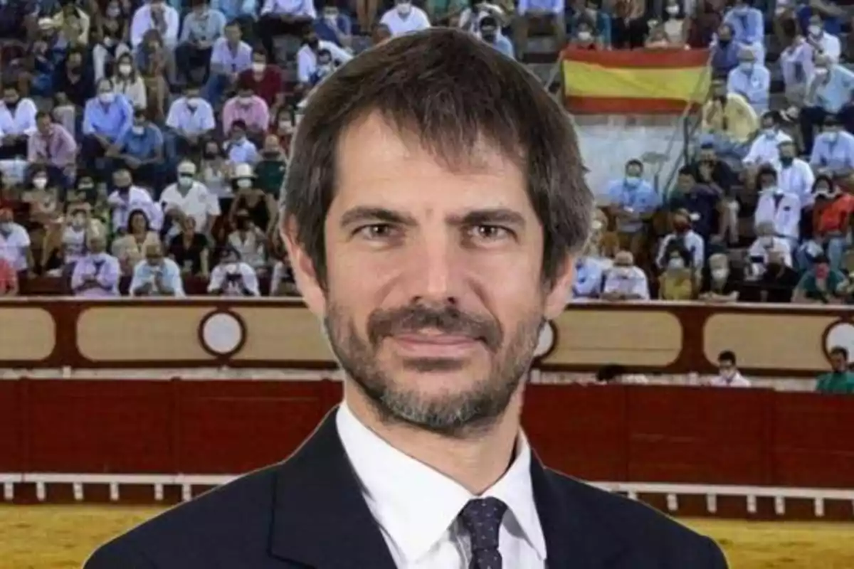 Ernest Urtasun y una plaza de toros de fondo.