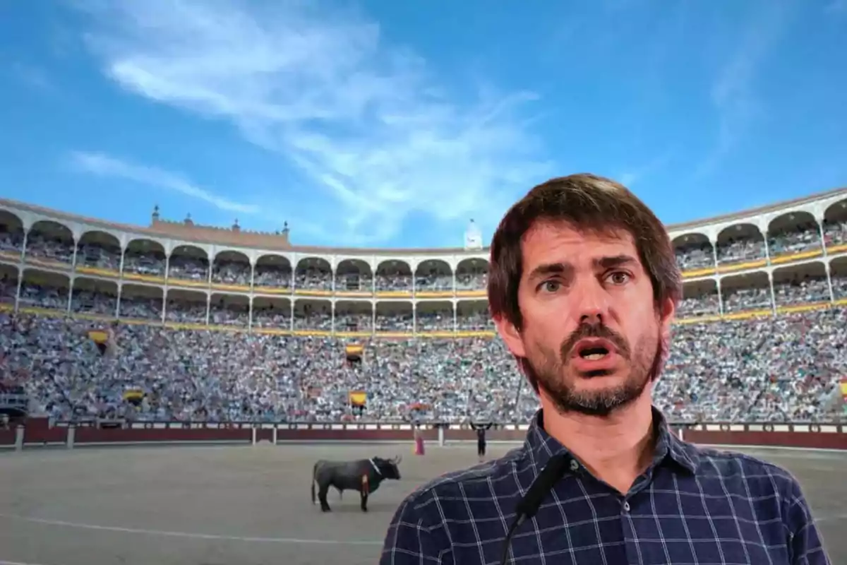 Hombre con expresión de sorpresa frente a una plaza de toros llena de espectadores.