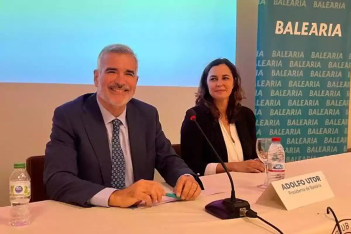 Dos personas sentadas en una mesa durante una conferencia de prensa de Baleària. Dos personas sentadas en una mesa durante una conferencia de prensa de Baleària.
