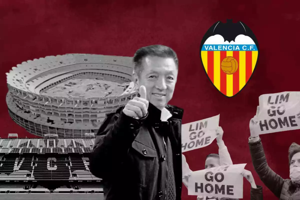 Un hombre sonriente con el pulgar hacia arriba frente a un estadio y el escudo del Valencia C.F. mientras personas sostienen carteles de protesta.