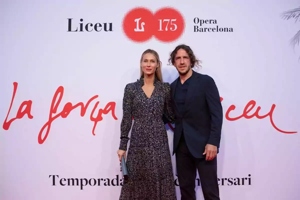 Vanesa Lorenzo y Carles Puyol posando en un evento del Liceu Opera Barcelona con un fondo que celebra el 175 aniversario.