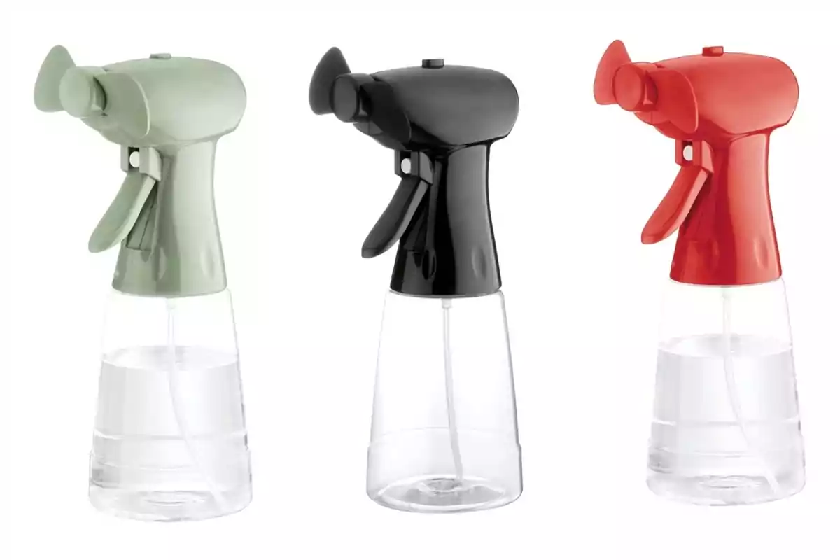 Tres ventiladores pulverizadores de plástico de Lidl en colores verde, negro y rojo con diseño moderno y transparente en la parte inferior.