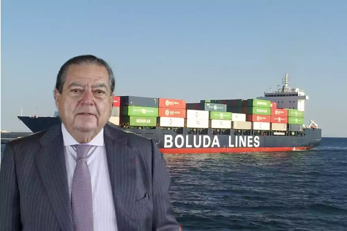 Un hombre con traje frente a un barco de carga de Boluda Lines en el mar.