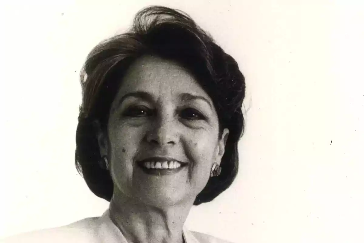 Retrato en blanco y negro de una mujer sonriendo.