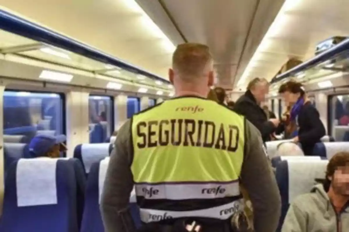 Guardia de seguridad en un tren de pasajeros.