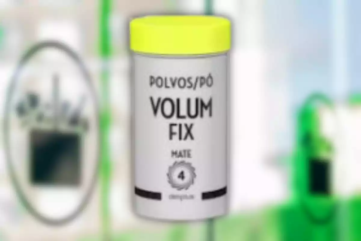 Envase de polvos para el cabello con tapa amarilla y etiqueta que dice Volum Fix en un fondo desenfocado Envase de polvos para el cabello con tapa amarilla y etiqueta que dice Volum Fix en un fondo desenfocado