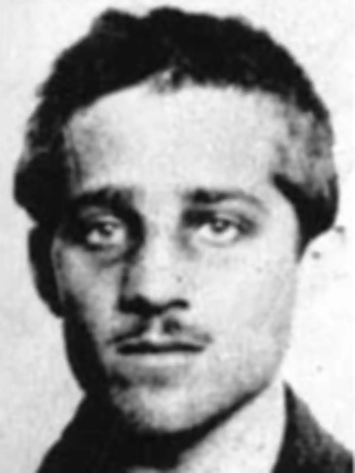 Retrato en blanco y negro de un hombre joven con cabello corto y bigote. Retrato en blanco y negro de un hombre joven con cabello corto y bigote.