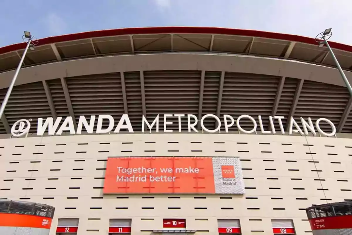 Vista frontal del estadio Wanda Metropolitano con un cartel que dice 