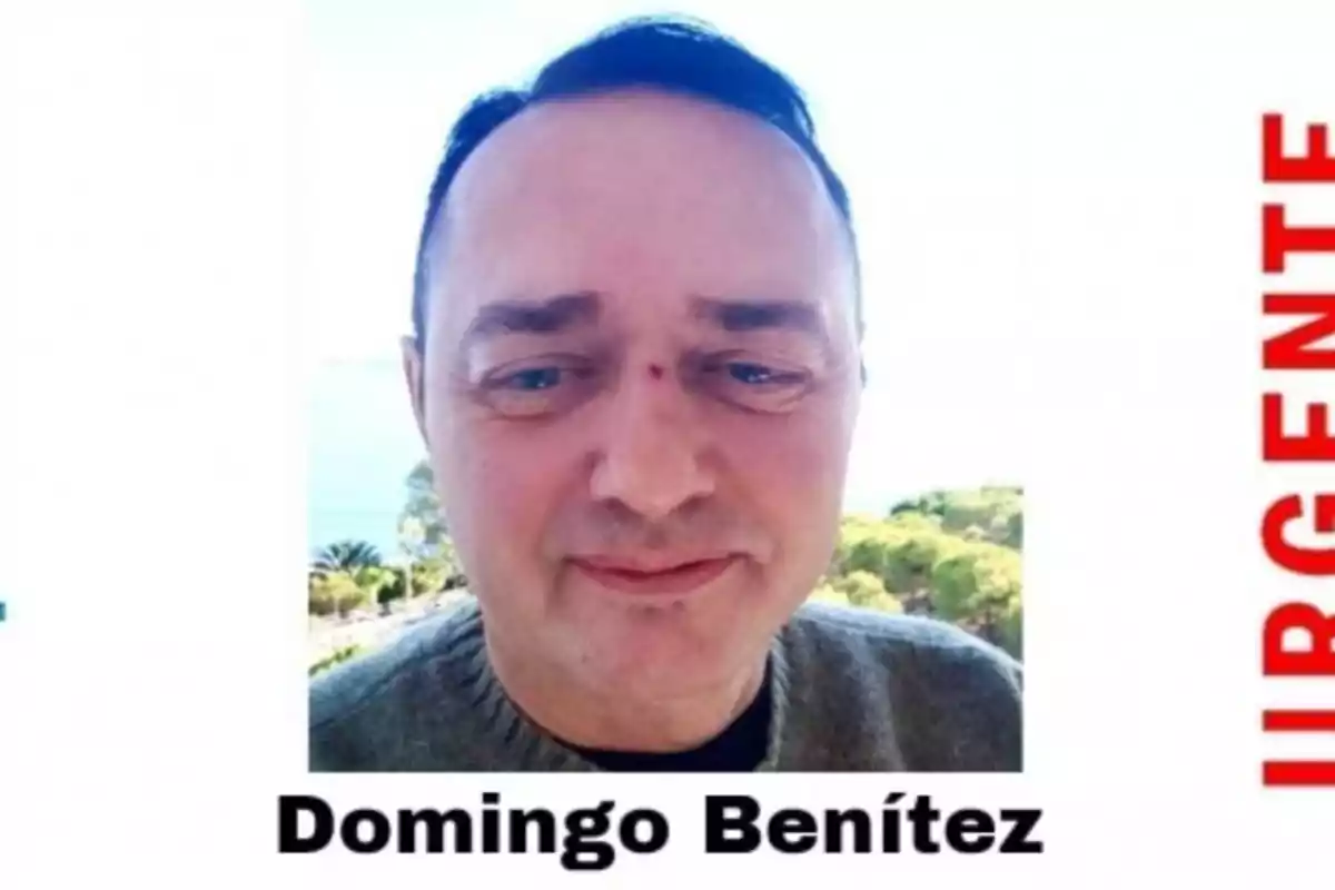 Hombre con suéter gris y cabello oscuro, con la palabra "URGENTE" en rojo a la derecha y el nombre "Domingo Benítez" en la parte inferior.