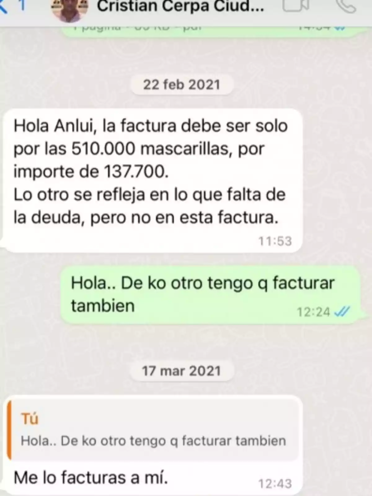 En la imagen se muestra una conversación de WhatsApp entre dos personas. El 22 de febrero de 2021, una persona le dice a otra que la factura debe ser solo por 510,000 mascarillas, con un importe de 137,700, y que lo demás se reflejará en lo que falta de la deuda, pero no en esa factura. El 17 de marzo de 2021, la otra persona pregunta si también debe facturar lo que falta, a lo que la primera persona responde que se lo facture a ella.